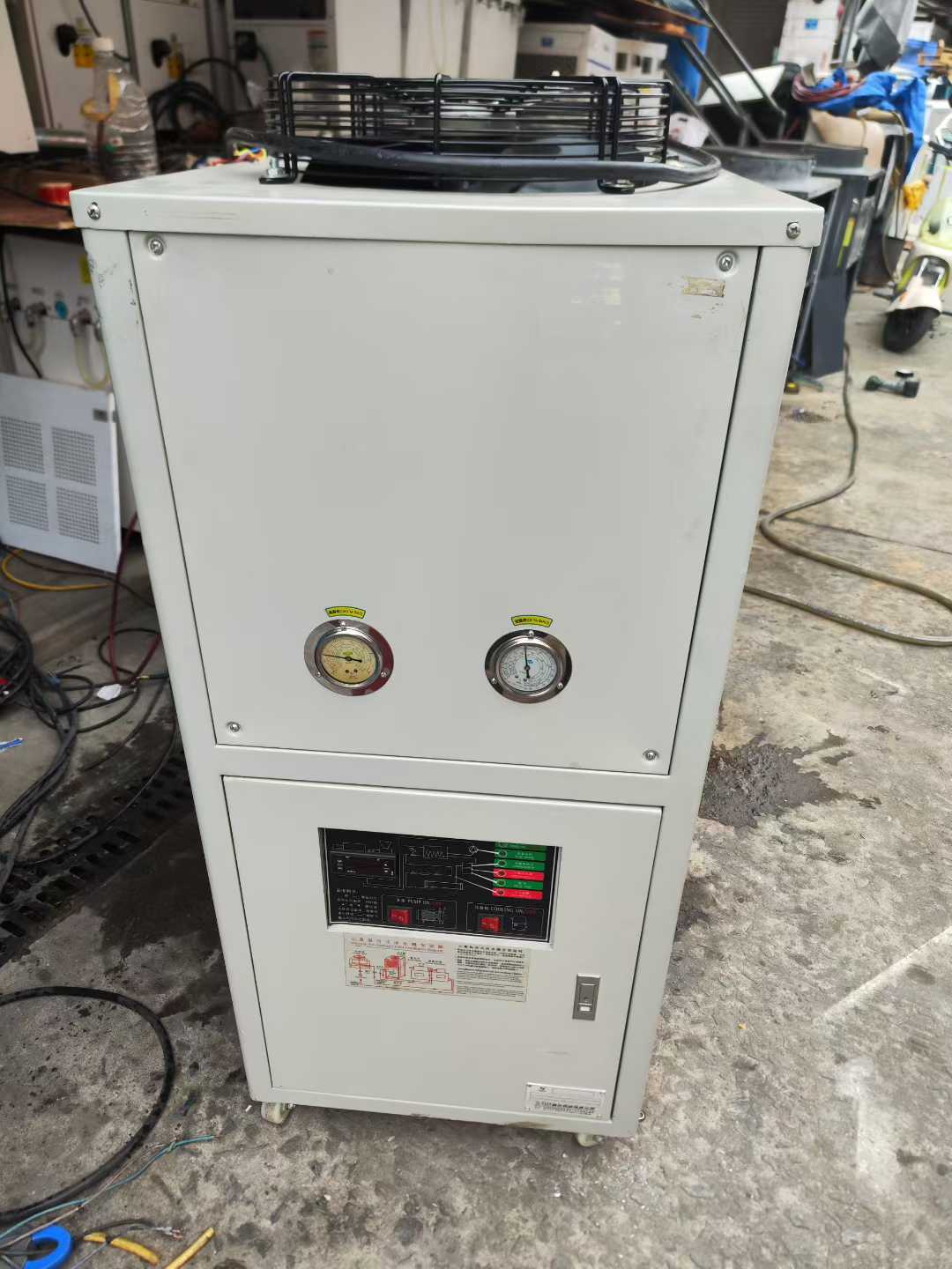 Multiple units of a 5-horsepower industrial refrigeration unit have arrived. These are original 2020 models with built-in water pumps and buckets.