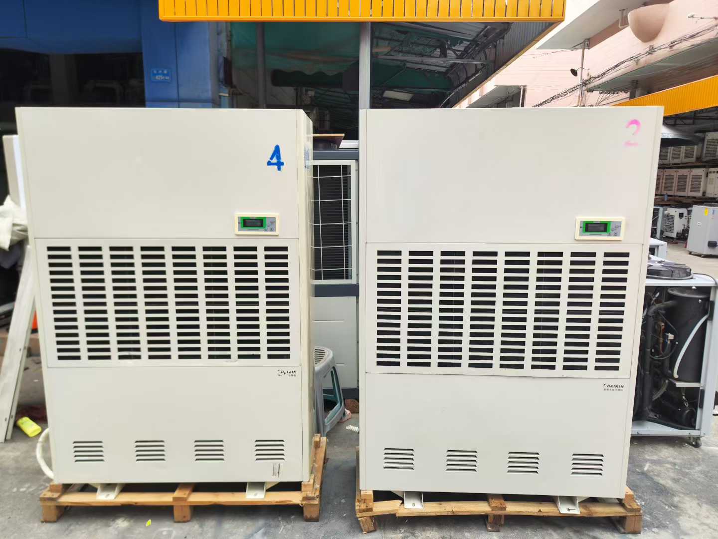 Seven 20-kilogram dehumidifiers have arrived, featuring two 6-horsepower compressors.