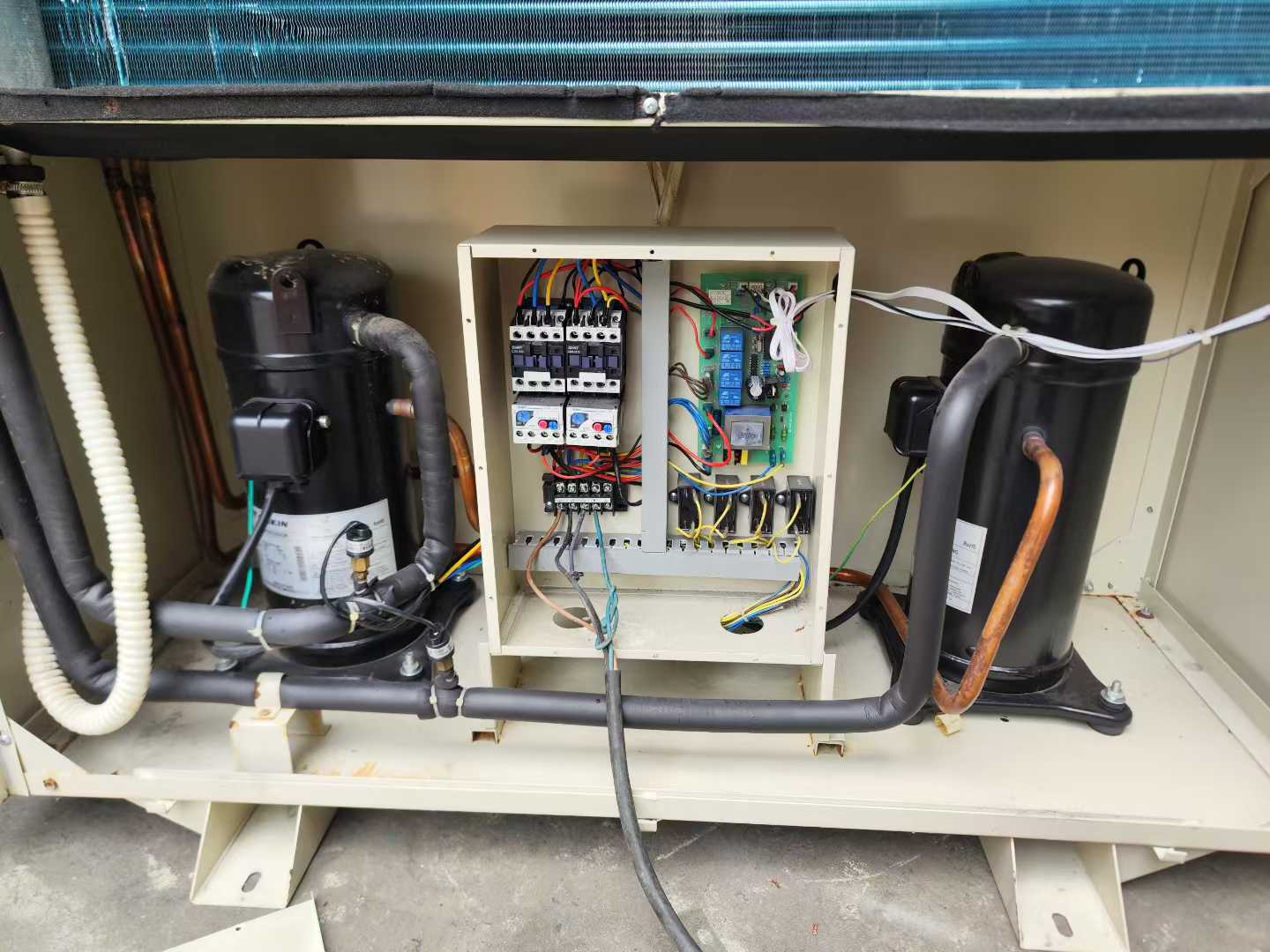 Seven 20-kilogram dehumidifiers have arrived, featuring two 6-horsepower compressors.