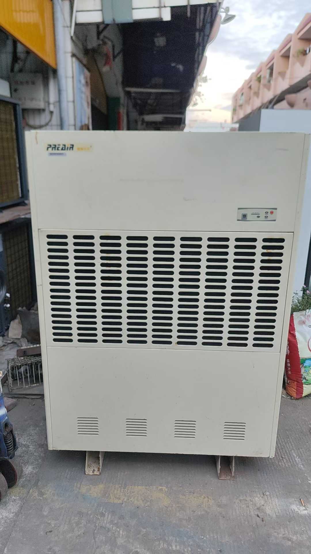 Seven 20-kilogram dehumidifiers have arrived, featuring two 6-horsepower compressors.