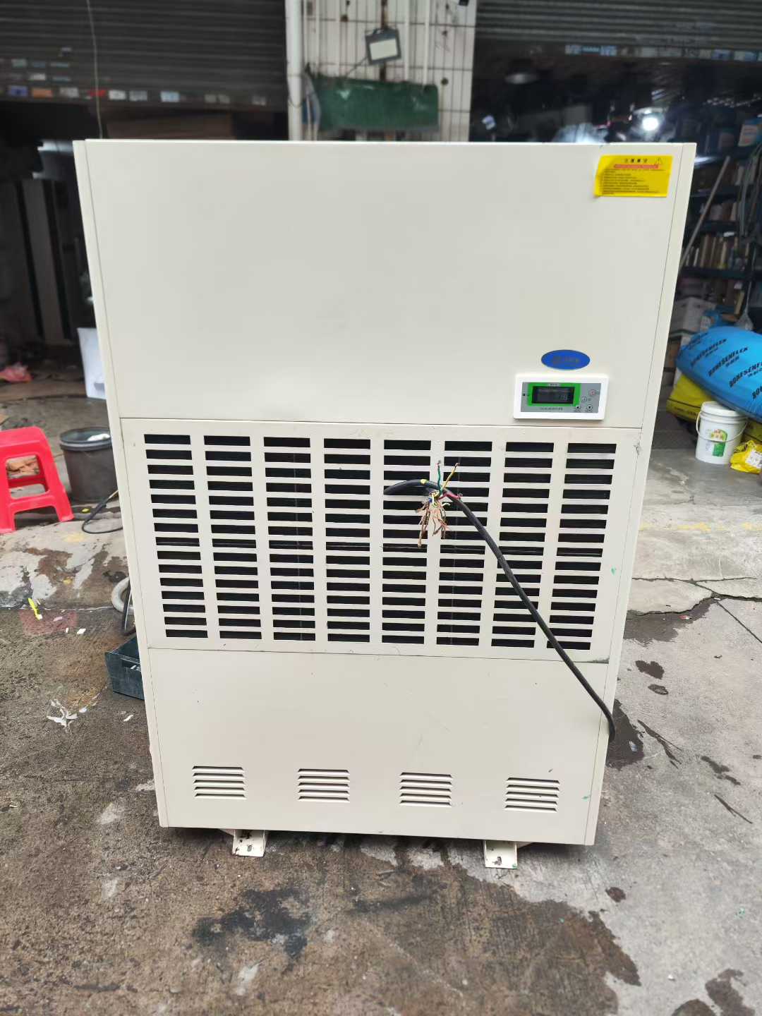 Seven 20-kilogram dehumidifiers have arrived, featuring two 6-horsepower compressors.