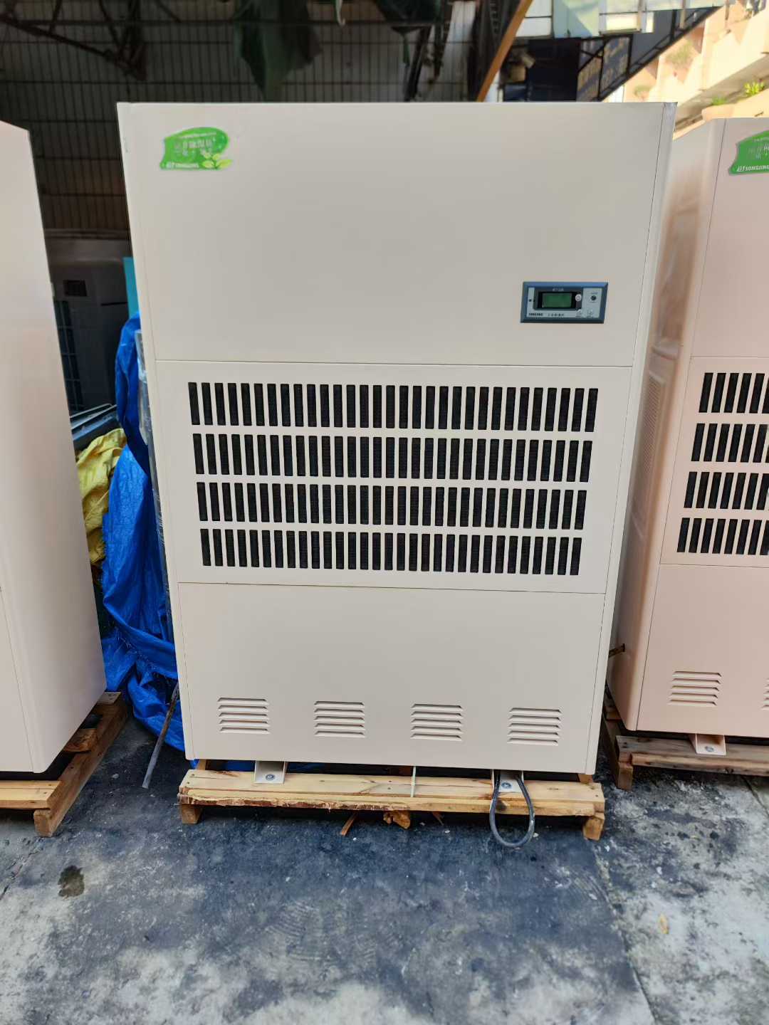 12 Matsui 20-kilogram dehumidifiers with a 488-liter dehumidification capacity, in excellent condition (90% new).