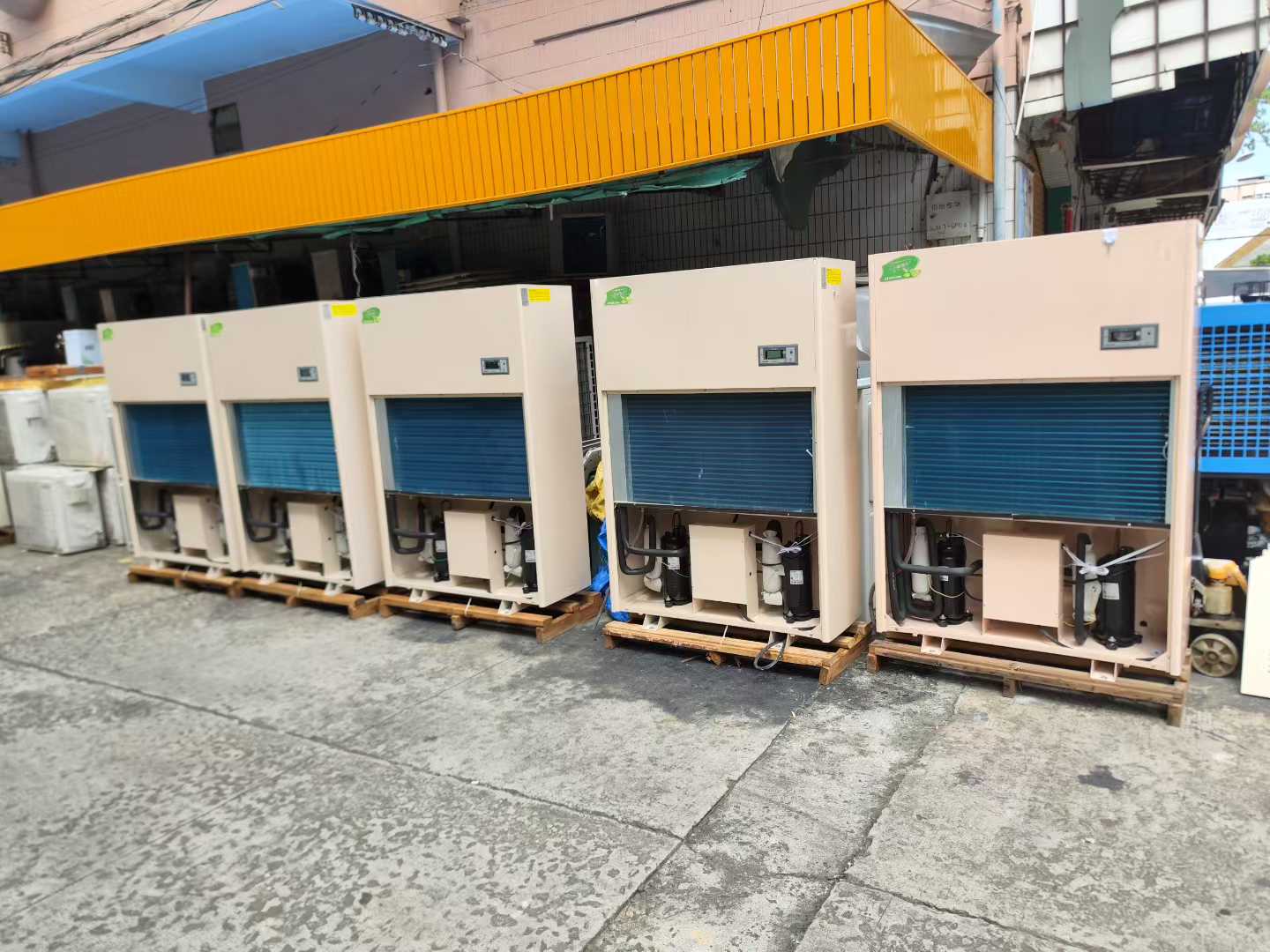 12 Matsui 20-kilogram dehumidifiers with a 488-liter dehumidification capacity, in excellent condition (90% new).