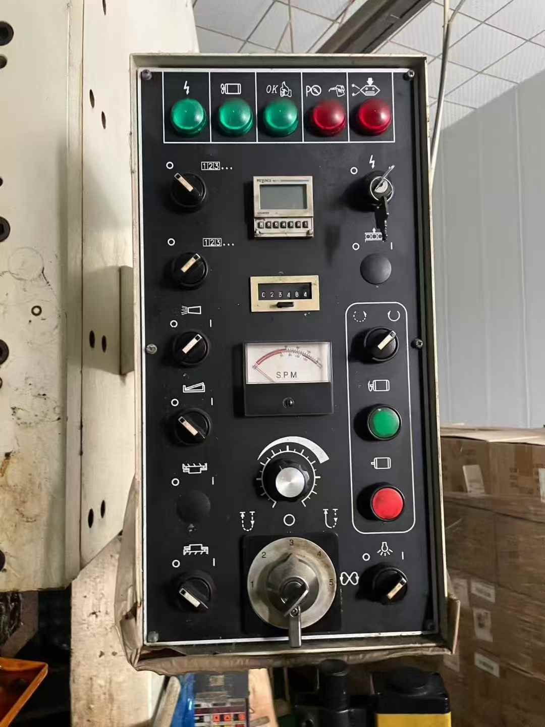 Short stroke, dual-axis, 110 tons. Original Taiwanese production, Xieyi 110 tons. Stroke length: 70 mm.