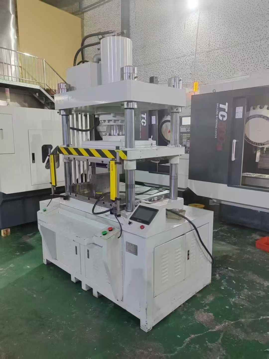 A 100-ton hydraulic press with a table size of 820x750mm, a stroke of 300mm, and a maximum opening of 400mm.