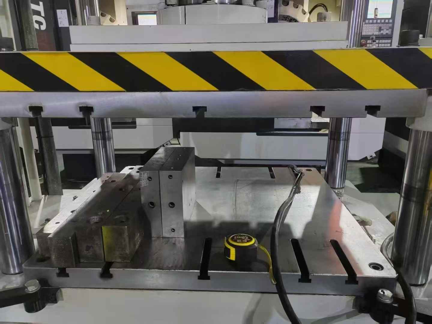 A 100-ton hydraulic press with a table size of 820x750mm, a stroke of 300mm, and a maximum opening of 400mm.