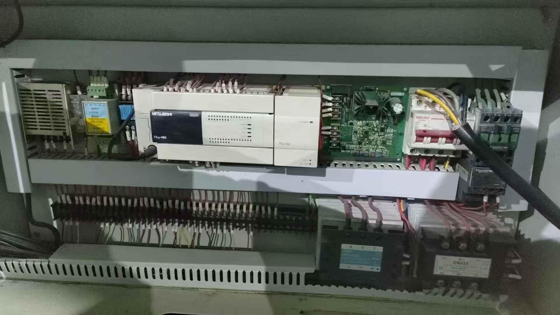 A 100-ton hydraulic press with a table size of 820x750mm, a stroke of 300mm, and a maximum opening of 400mm.