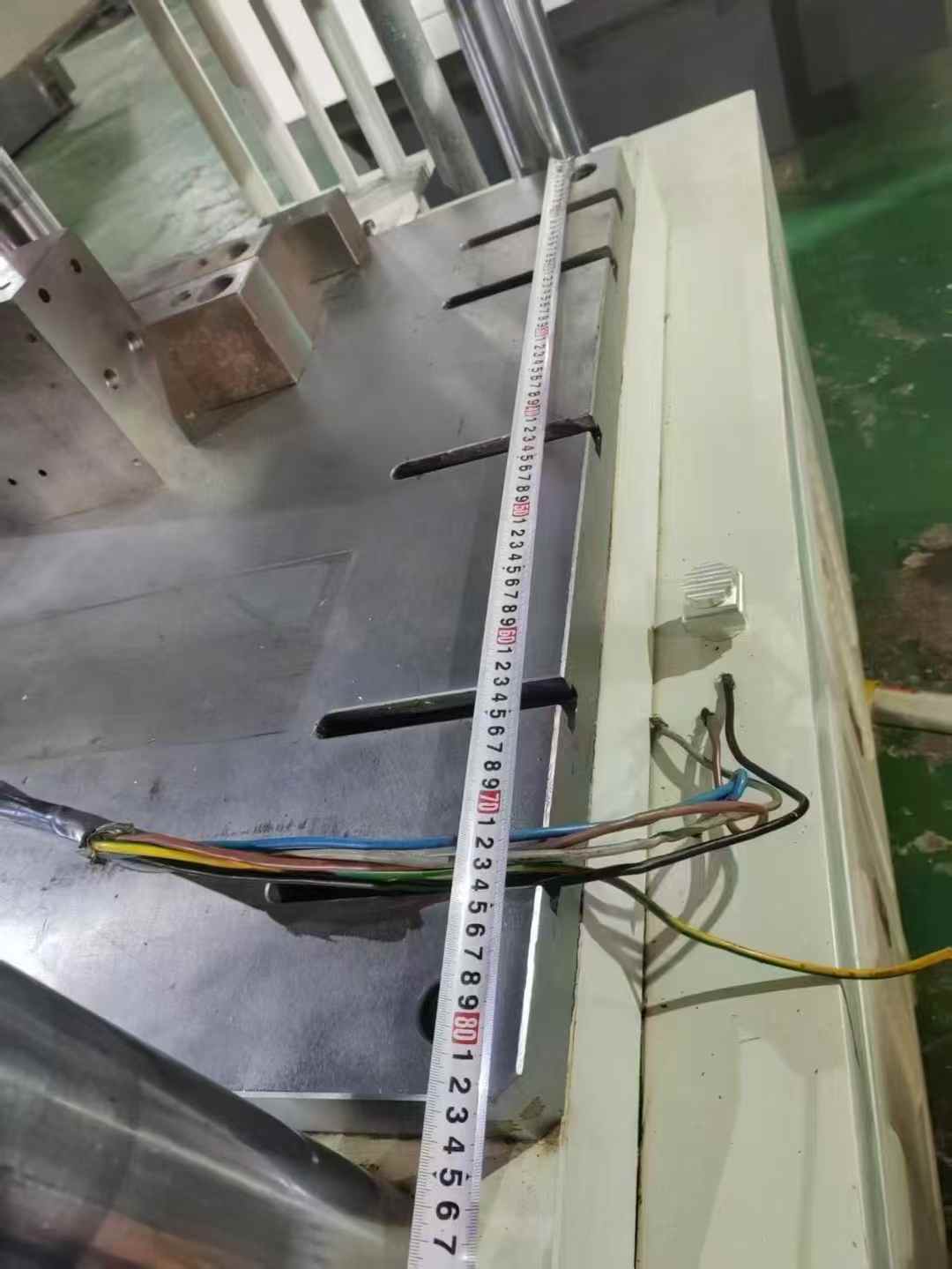 A 100-ton hydraulic press with a table size of 820x750mm, a stroke of 300mm, and a maximum opening of 400mm.