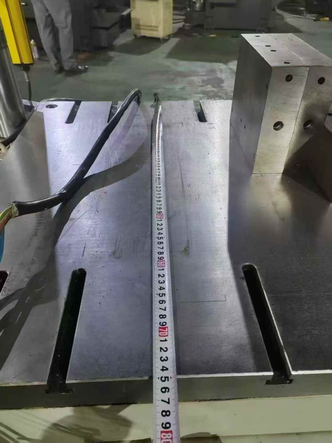 A 100-ton hydraulic press with a table size of 820x750mm, a stroke of 300mm, and a maximum opening of 400mm.