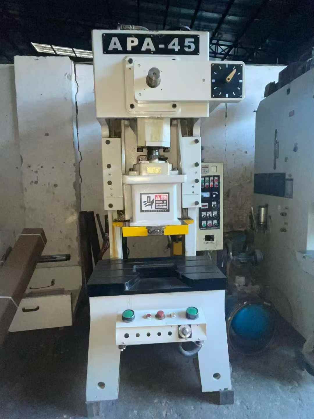 Omart 45-ton press brake, with a stroke of 50mm.