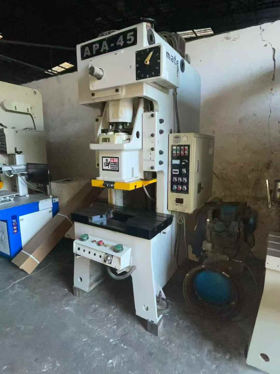 Omart 45-ton press brake, with a stroke of 50mm.