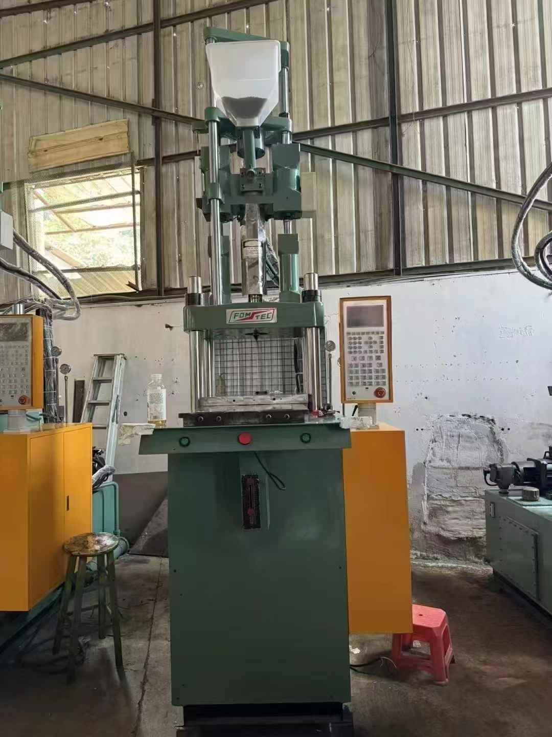 Feng Tie 85-ton vertical machine. Tai Fu 85-ton, dual-color vertical machine.