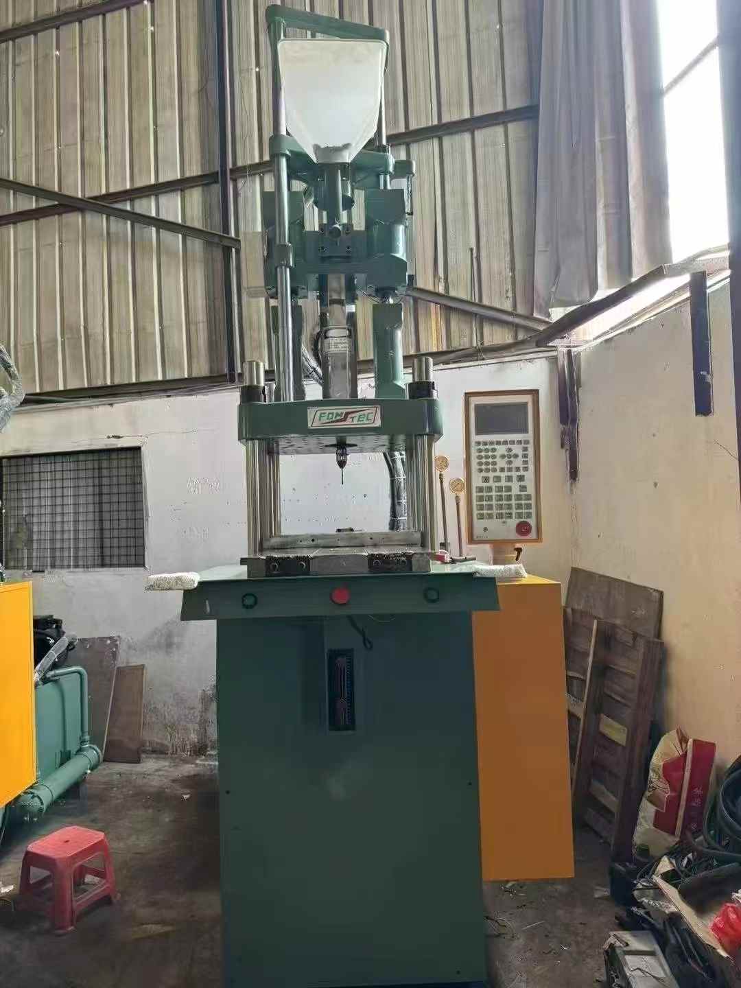 Feng Tie 85-ton vertical machine. Tai Fu 85-ton, dual-color vertical machine.