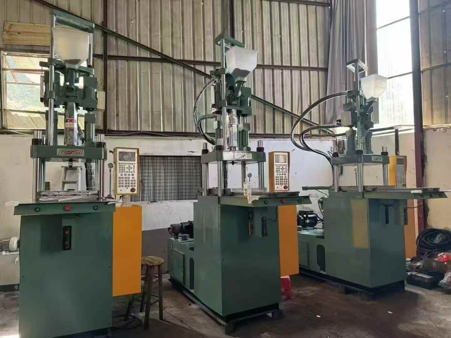 Feng Tie 85-ton vertical machine. Tai Fu 85-ton, dual-color vertical machine.