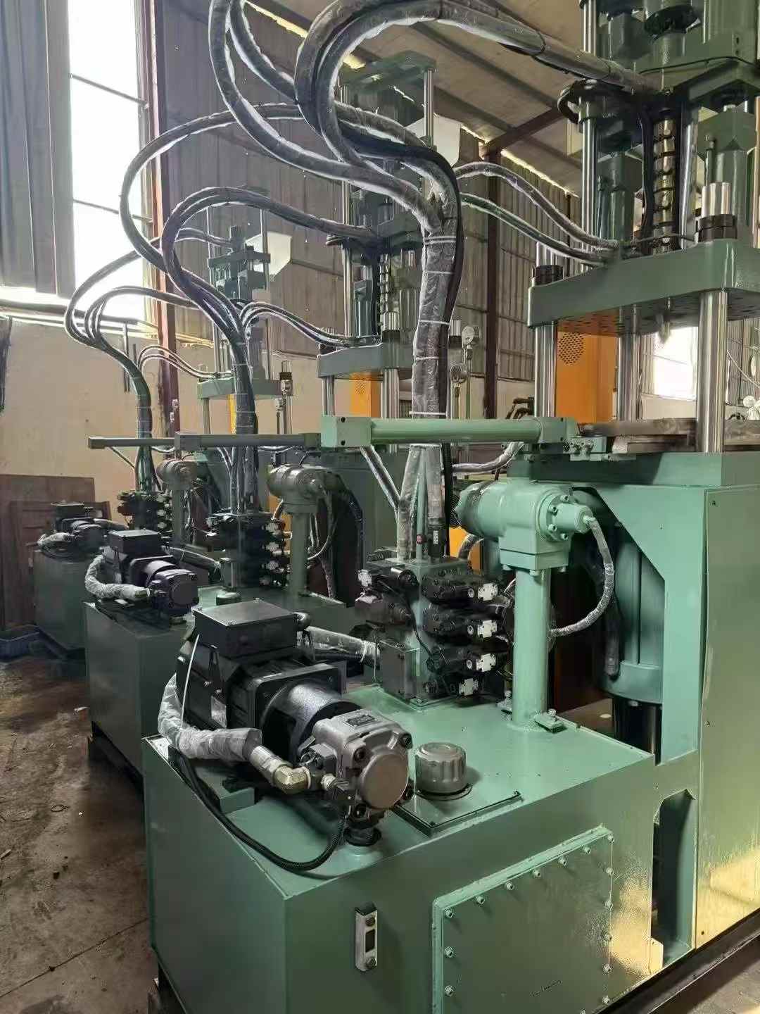 Feng Tie 85-ton vertical machine. Tai Fu 85-ton, dual-color vertical machine.