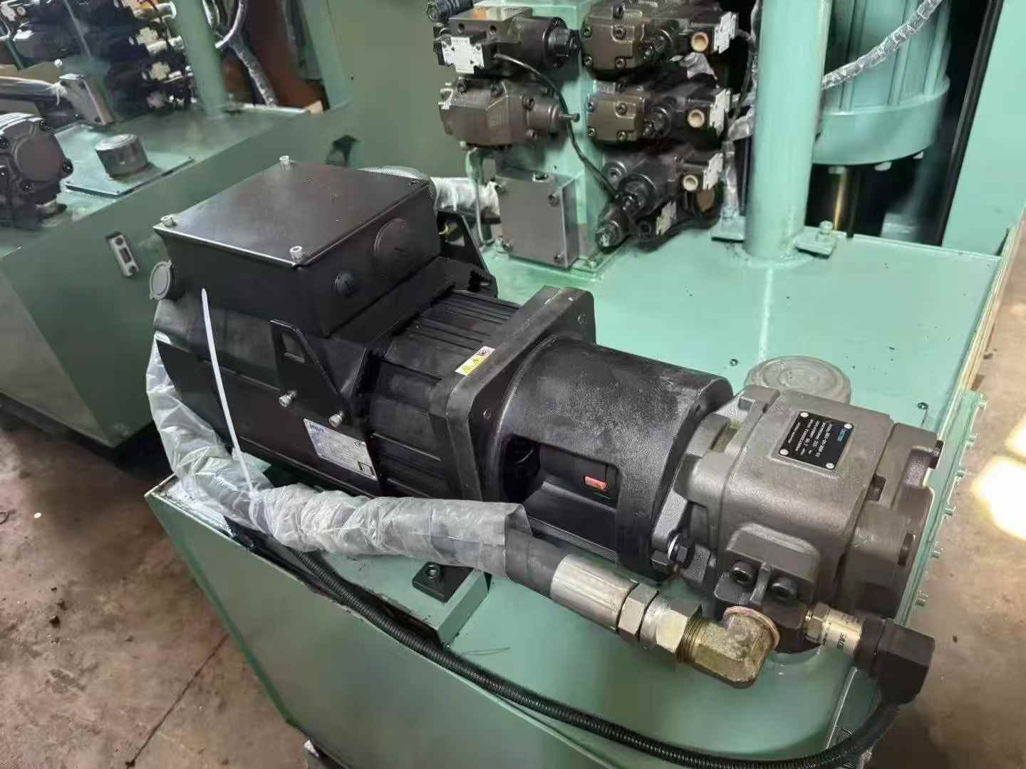 Feng Tie 85-ton vertical machine. Tai Fu 85-ton, dual-color vertical machine.