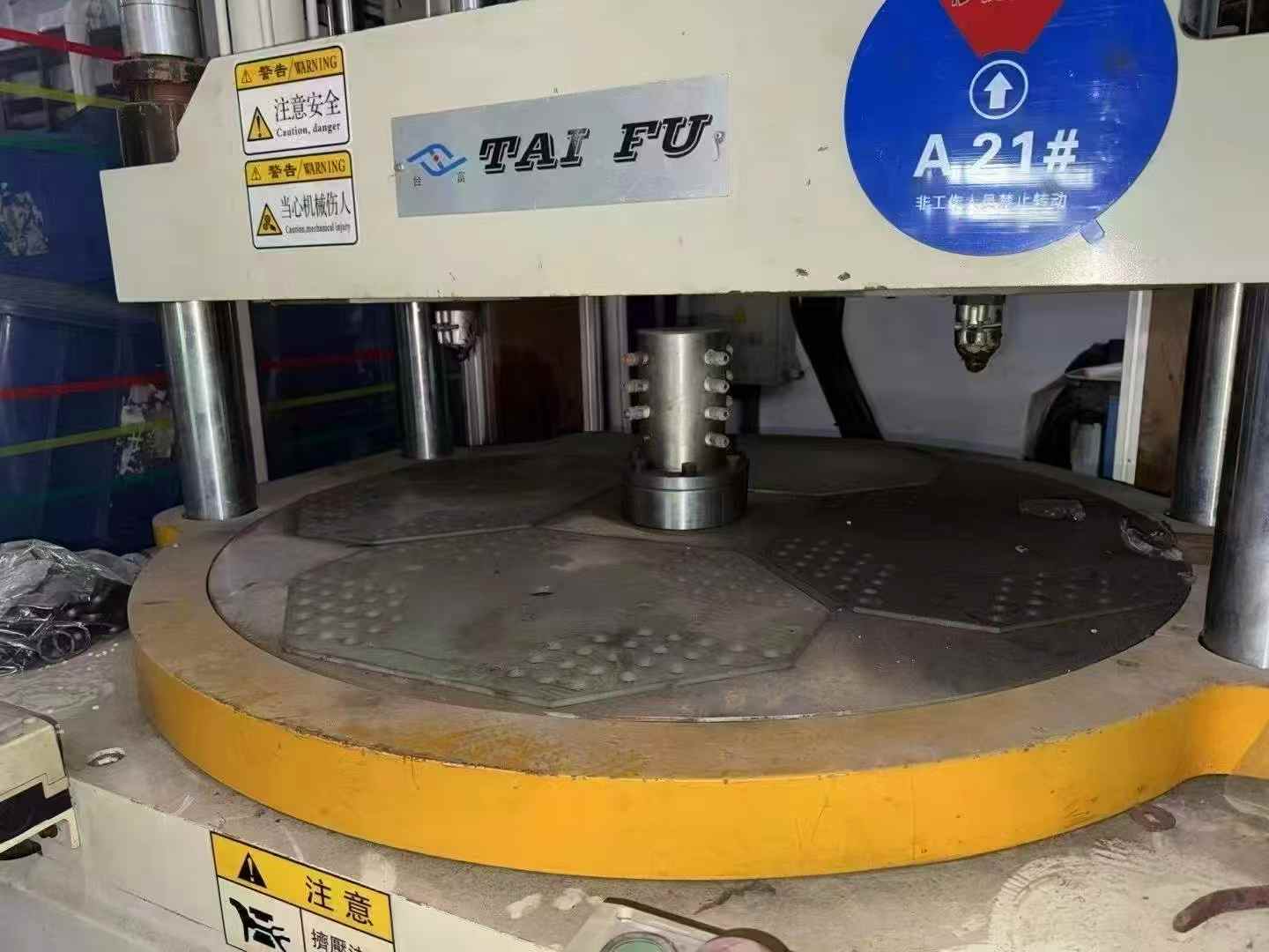 Feng Tie 85-ton vertical machine. Tai Fu 85-ton, dual-color vertical machine.