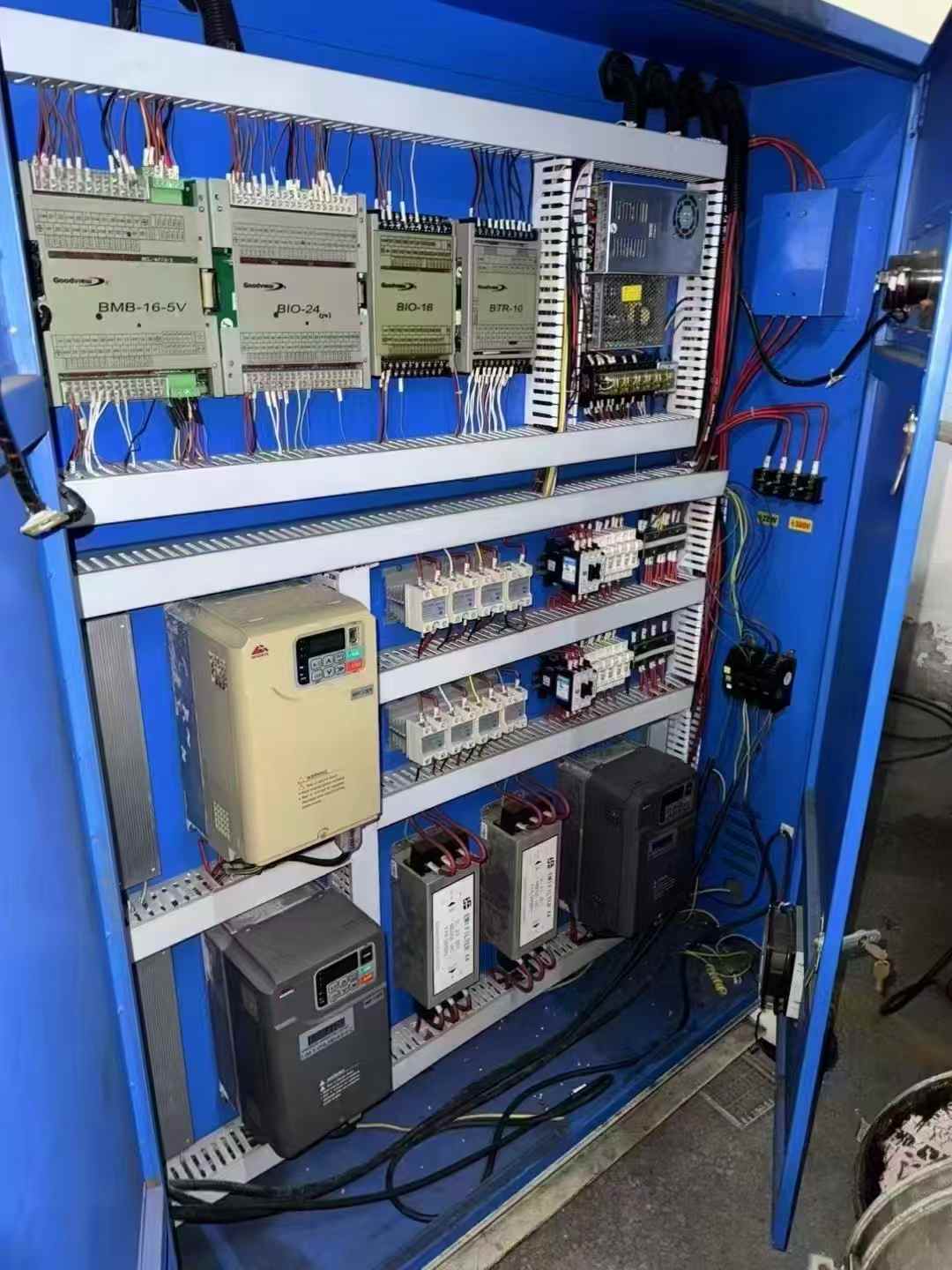 Feng Tie 85-ton vertical machine. Tai Fu 85-ton, dual-color vertical machine.