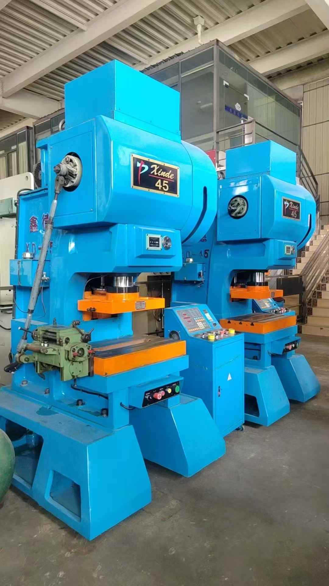 Xin De 45-ton high-speed press brake. Travel range of 30.