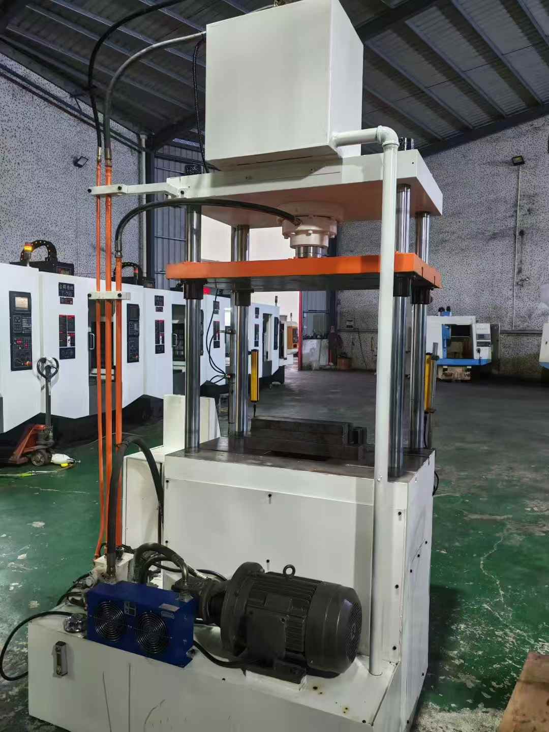 Hydraulic presses, punching and cutting machines, four-column hydraulic presses.