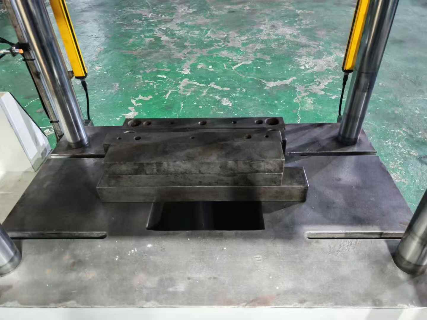 Hydraulic presses, punching and cutting machines, four-column hydraulic presses.