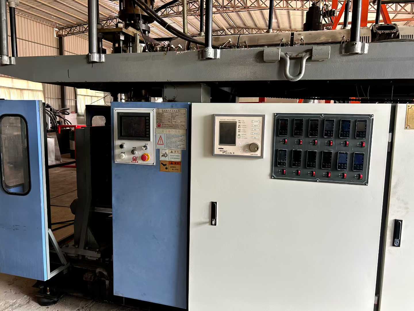 Three identical DA-82 blow molding machines, in perfect condition. Equipped with water tank molds and Moog’s second-generation wall thickness control system.