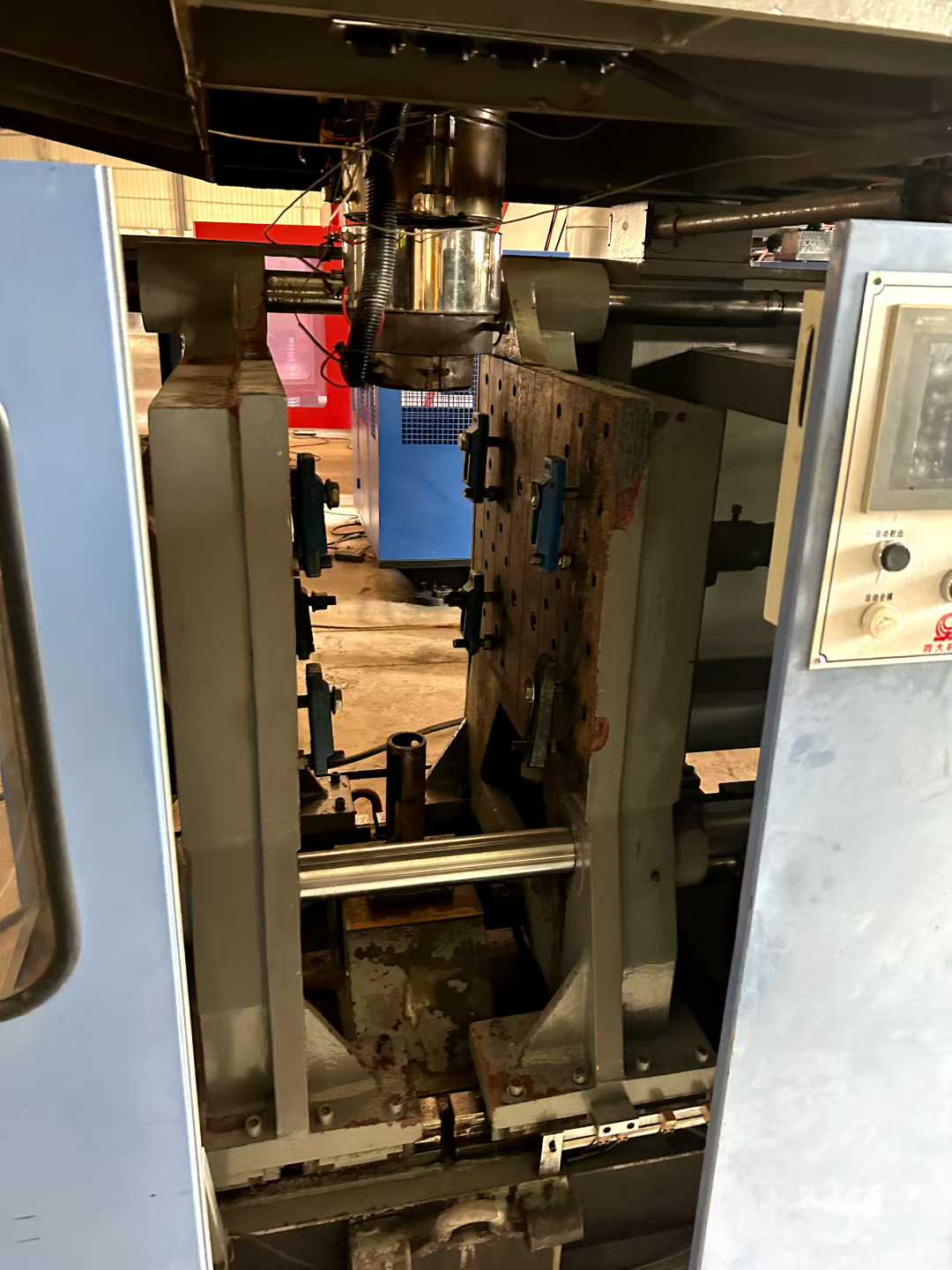 Three identical DA-82 blow molding machines, in perfect condition. Equipped with water tank molds and Moog’s second-generation wall thickness control system.