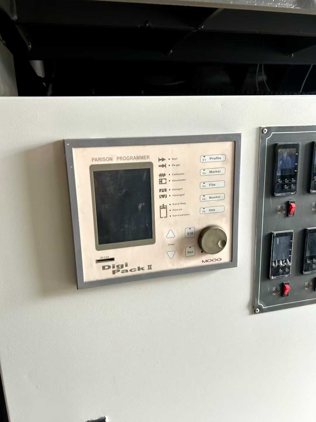 Three identical DA-82 blow molding machines, in perfect condition. Equipped with water tank molds and Moog’s second-generation wall thickness control system.