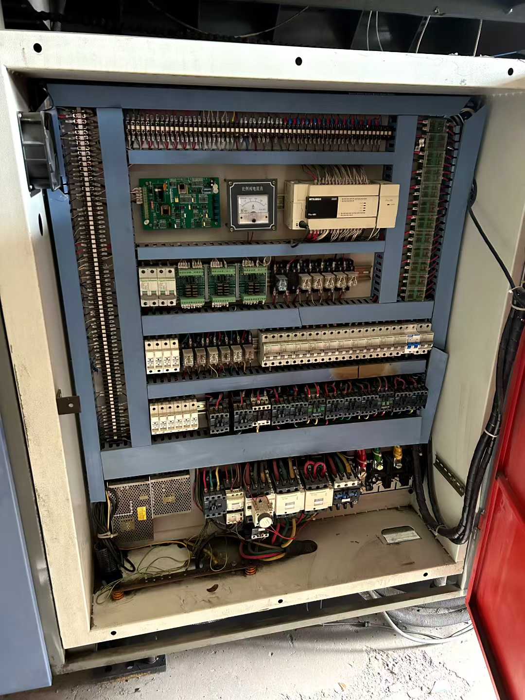 Three identical DA-82 blow molding machines, in perfect condition. Equipped with water tank molds and Moog’s second-generation wall thickness control system.