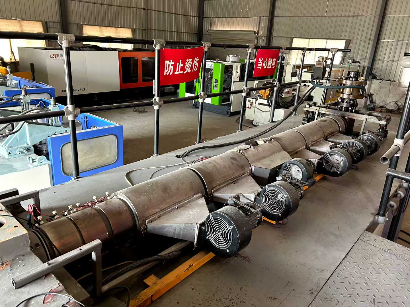 Three identical DA-82 blow molding machines, in perfect condition. Equipped with water tank molds and Moog’s second-generation wall thickness control system.