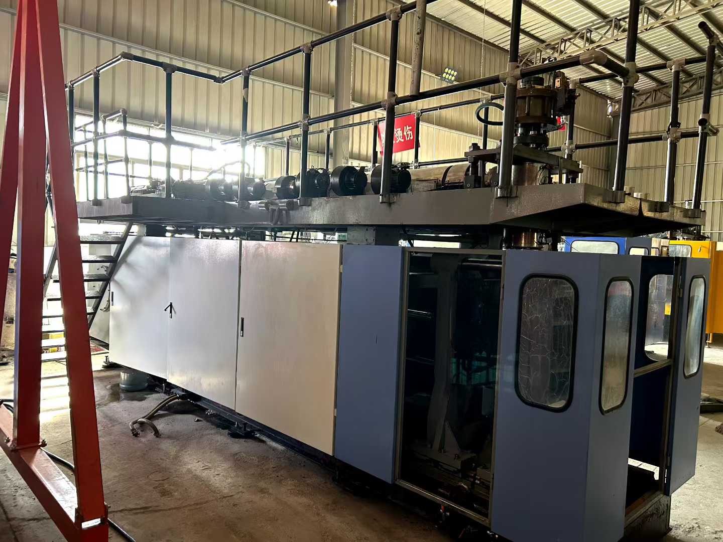 Three identical DA-82 blow molding machines, in perfect condition. Equipped with water tank molds and Moog’s second-generation wall thickness control system.