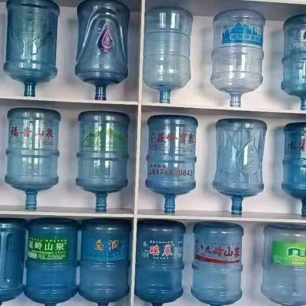 Three identical DA-82 blow molding machines, in perfect condition. Equipped with water tank molds and Moog’s second-generation wall thickness control system.