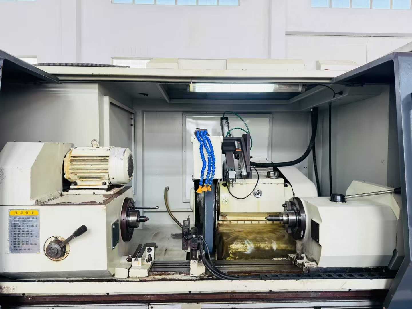 CNC crankshaft outer surface grinding.