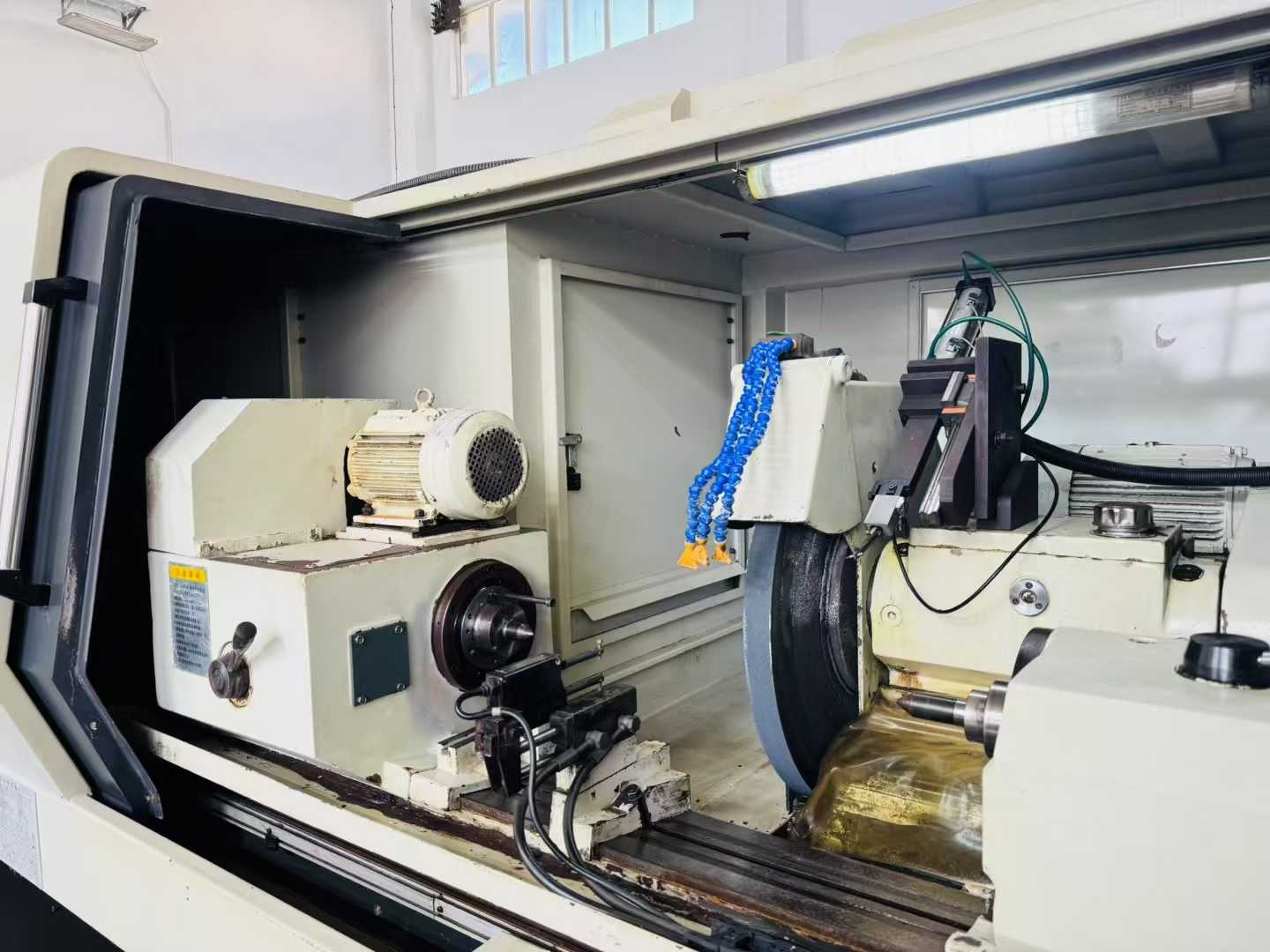 CNC crankshaft outer surface grinding.