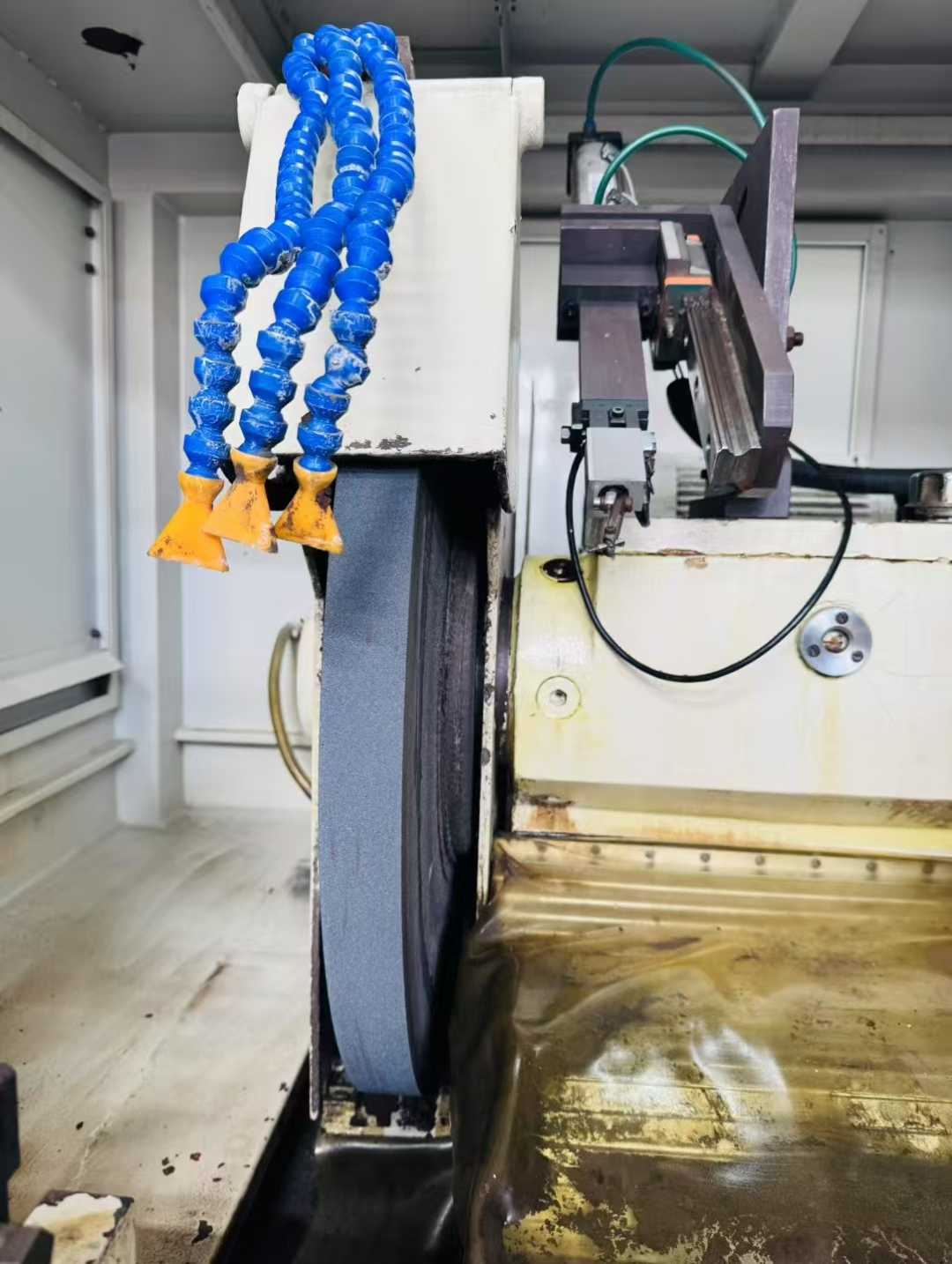 CNC crankshaft outer surface grinding.