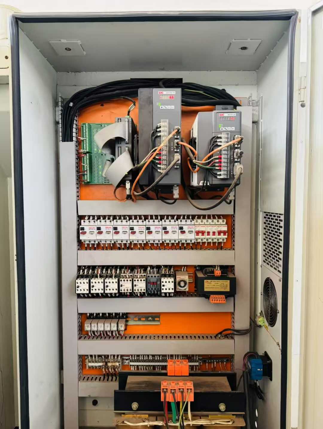 CNC crankshaft outer surface grinding.