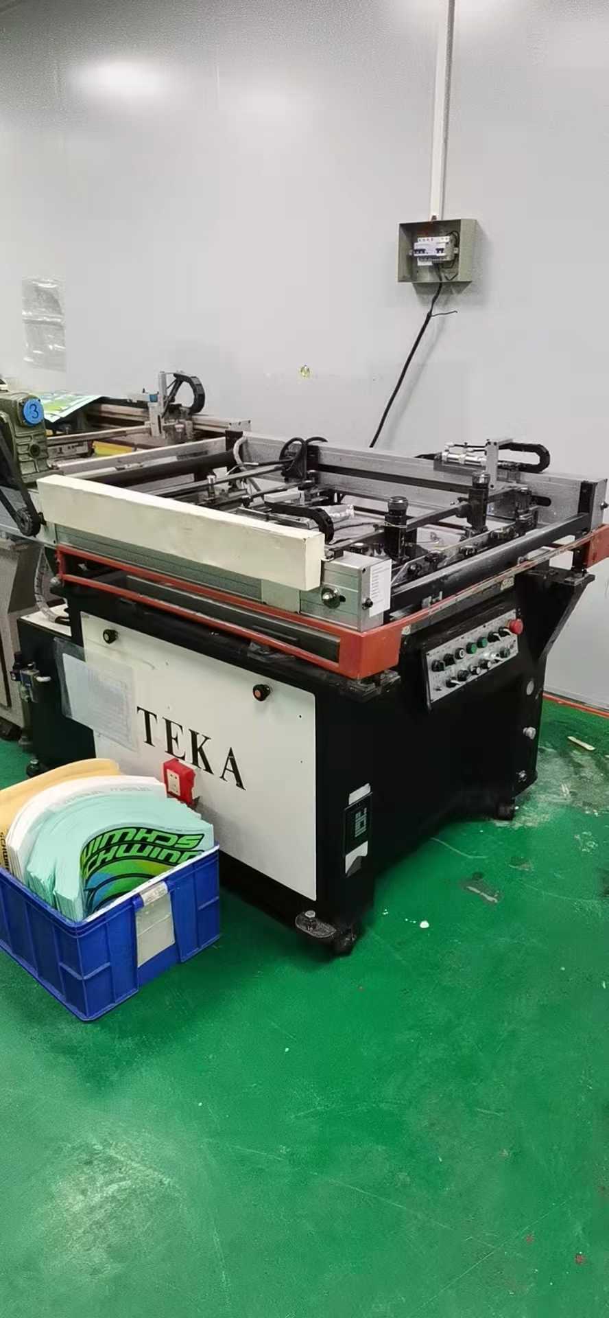 Servo-driven inclined arm silk-screen printing machine.