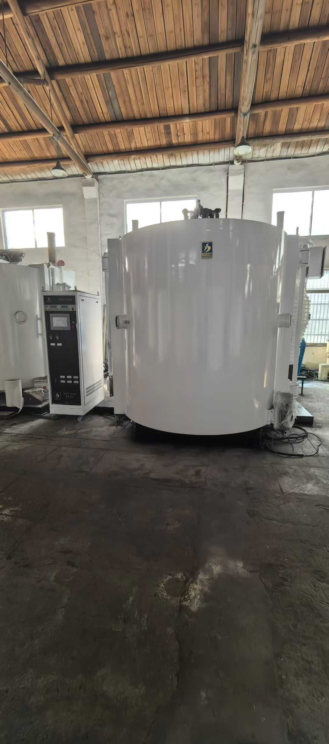 18-year-old Tengsheng high-2m × wide-2.2m coating machine, dual 1000 diffusion pumps, 1200 rotor-piston pumps, dual vacuum pumps, 30-liter maintenance pump.