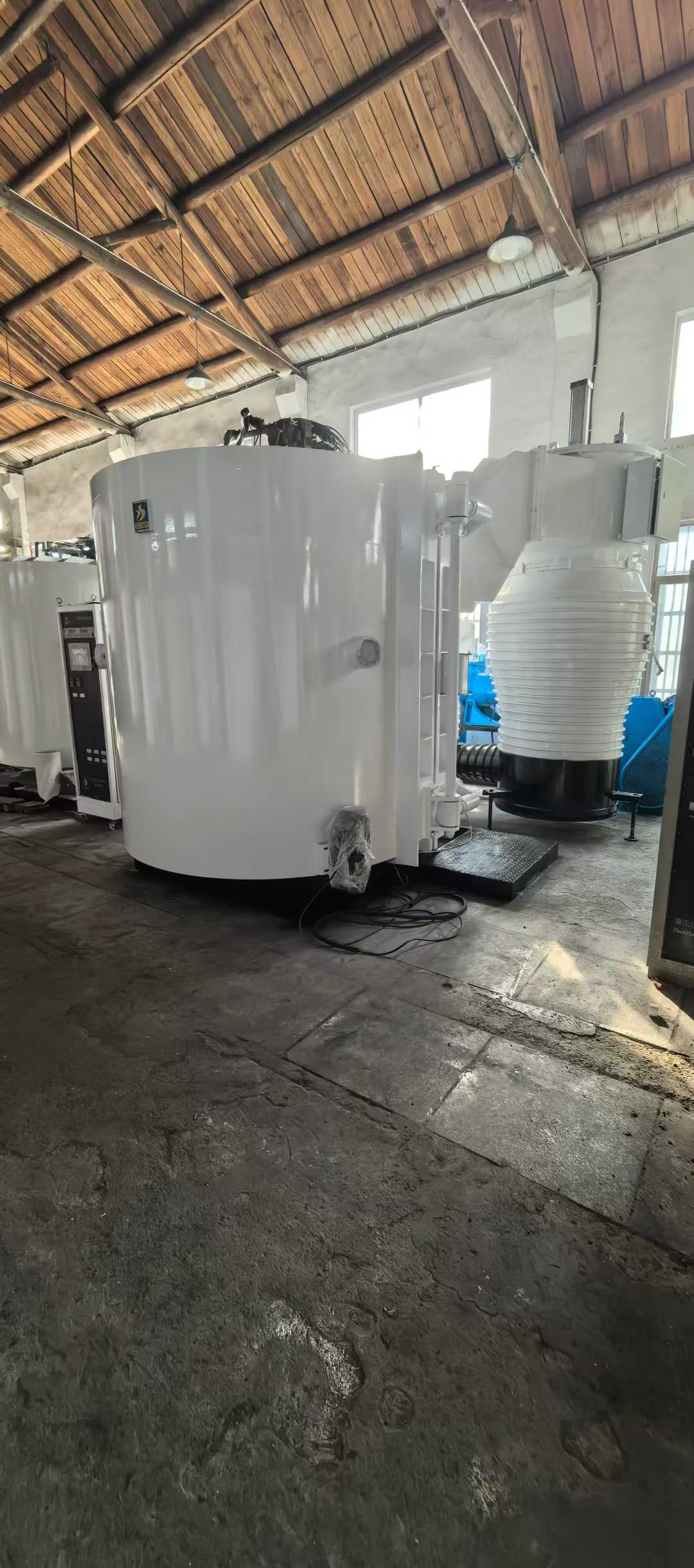 18-year-old Tengsheng high-2m × wide-2.2m coating machine, dual 1000 diffusion pumps, 1200 rotor-piston pumps, dual vacuum pumps, 30-liter maintenance pump.