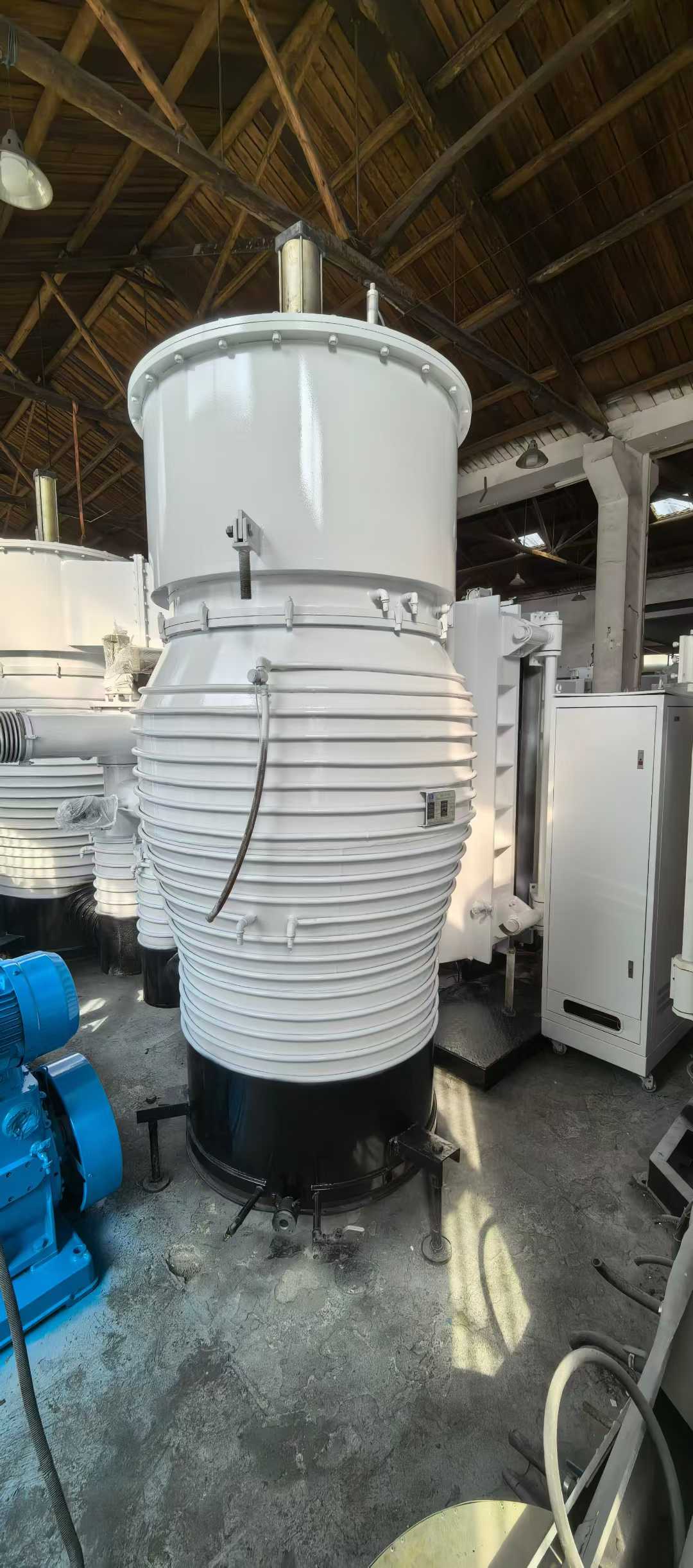 18-year-old Tengsheng high-2m × wide-2.2m coating machine, dual 1000 diffusion pumps, 1200 rotor-piston pumps, dual vacuum pumps, 30-liter maintenance pump.