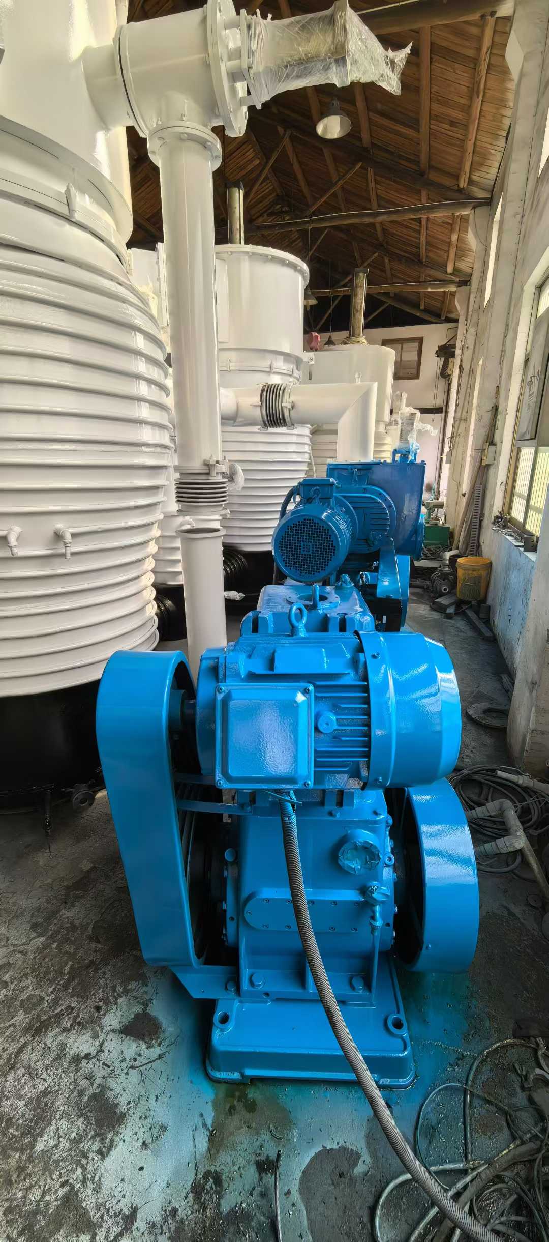 18-year-old Tengsheng high-2m × wide-2.2m coating machine, dual 1000 diffusion pumps, 1200 rotor-piston pumps, dual vacuum pumps, 30-liter maintenance pump.
