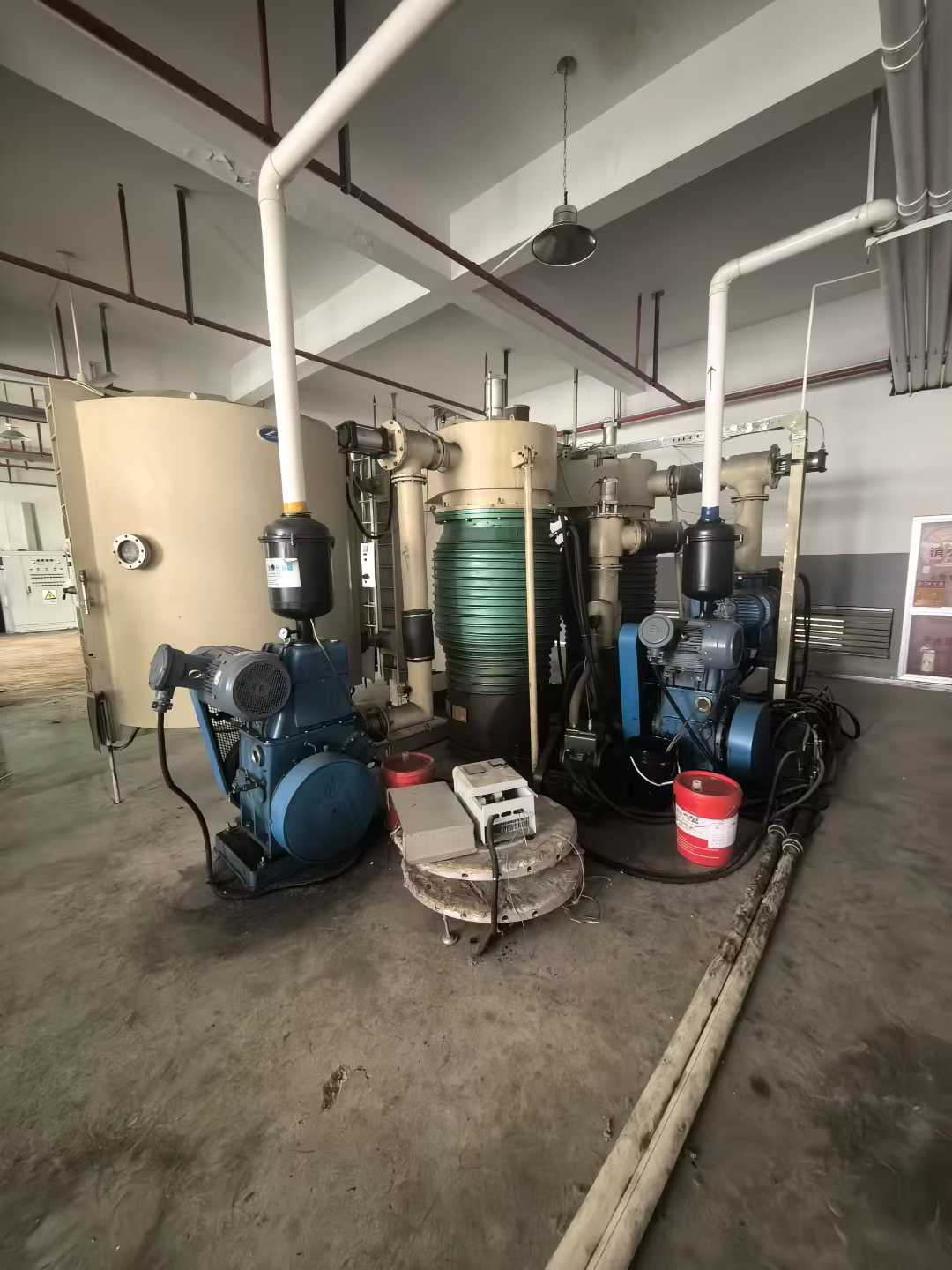 Zhenhua 1800x2m coating machine, dual 800 diffusion pumps, 1200 rotary vane pumps, dual vacuum pumps, 15-liter maintenance pump.