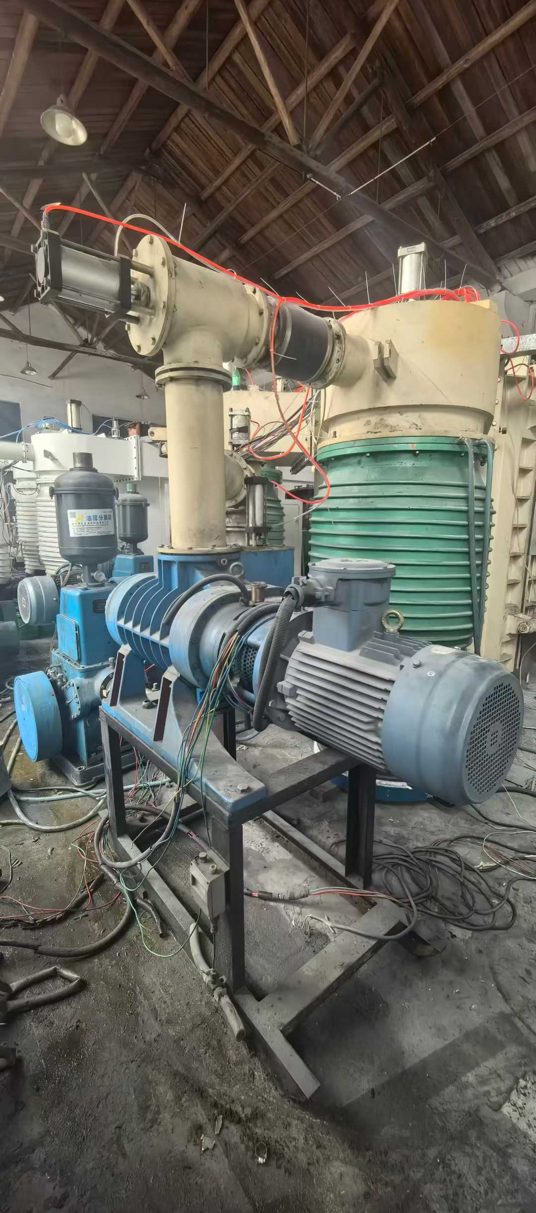 Zhenhua 1800x2m coating machine, dual 800 diffusion pumps, 1200 rotary vane pumps, dual vacuum pumps, 15-liter maintenance pump.