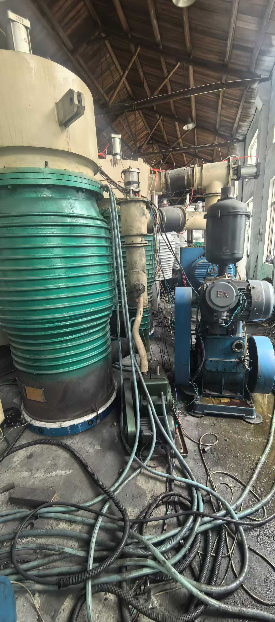 Zhenhua 1800x2m coating machine, dual 800 diffusion pumps, 1200 rotary vane pumps, dual vacuum pumps, 15-liter maintenance pump.