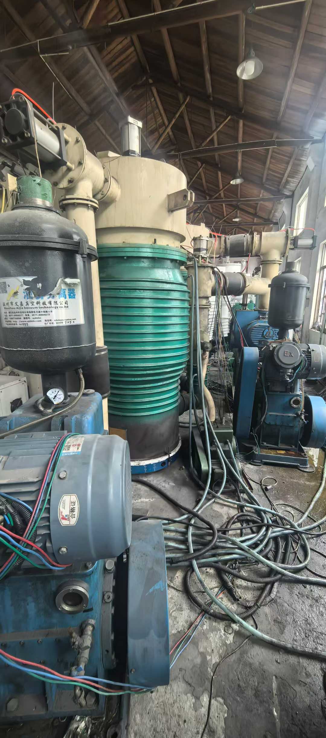 Zhenhua 1800x2m coating machine, dual 800 diffusion pumps, 1200 rotary vane pumps, dual vacuum pumps, 15-liter maintenance pump.