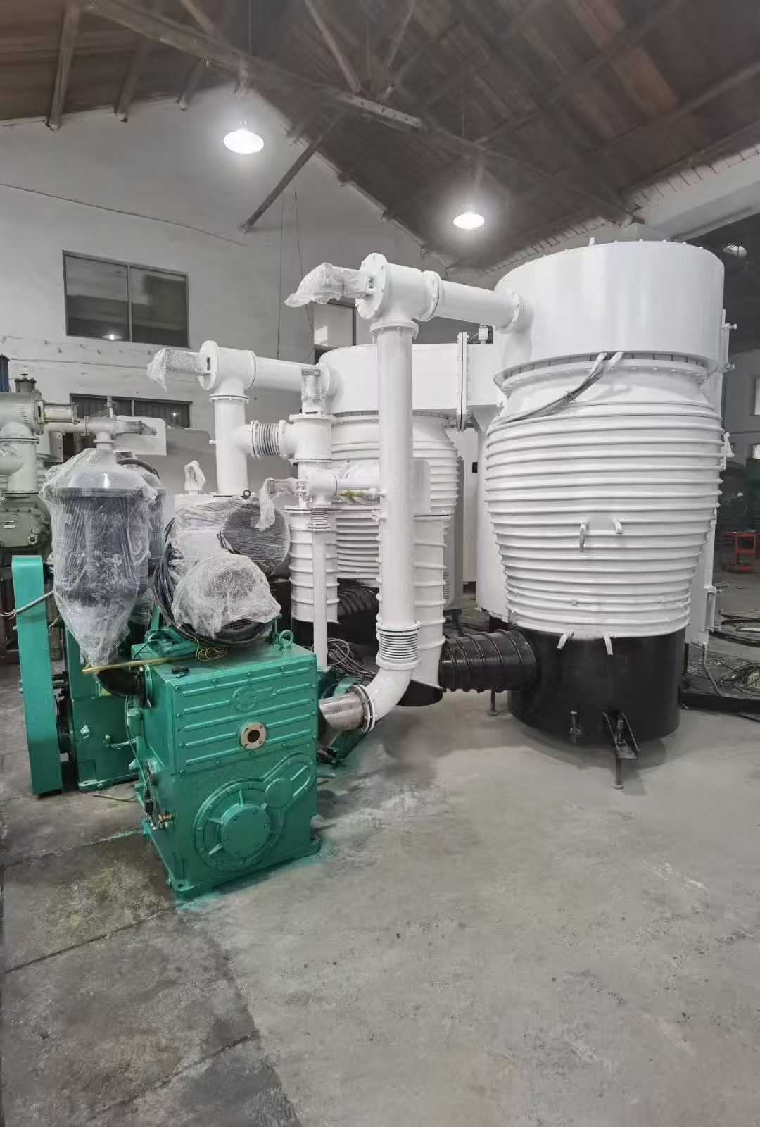 2.2 m high, 2 m wide coating machine, dual 1000 diffusion pumps, 1200 rotor-compound pumps, 2 Zhezhen 2H150 vibration-free pumps, 30-liter maintenance pumps.