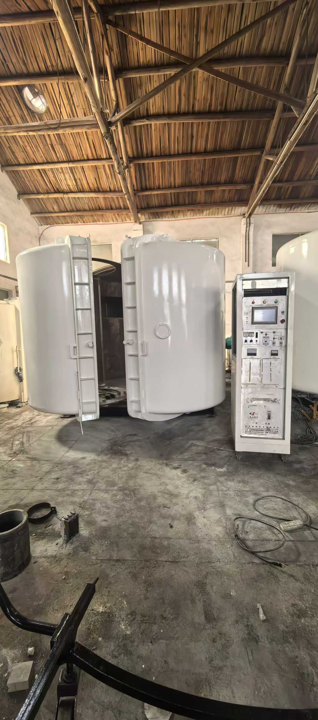 1800x2 m² coating machine, dual 800 diffusion pumps, 1200 rotor-screw pumps, 2 Lifeng 2H150 vibration-free pumps, 30-liter maintenance pumps.