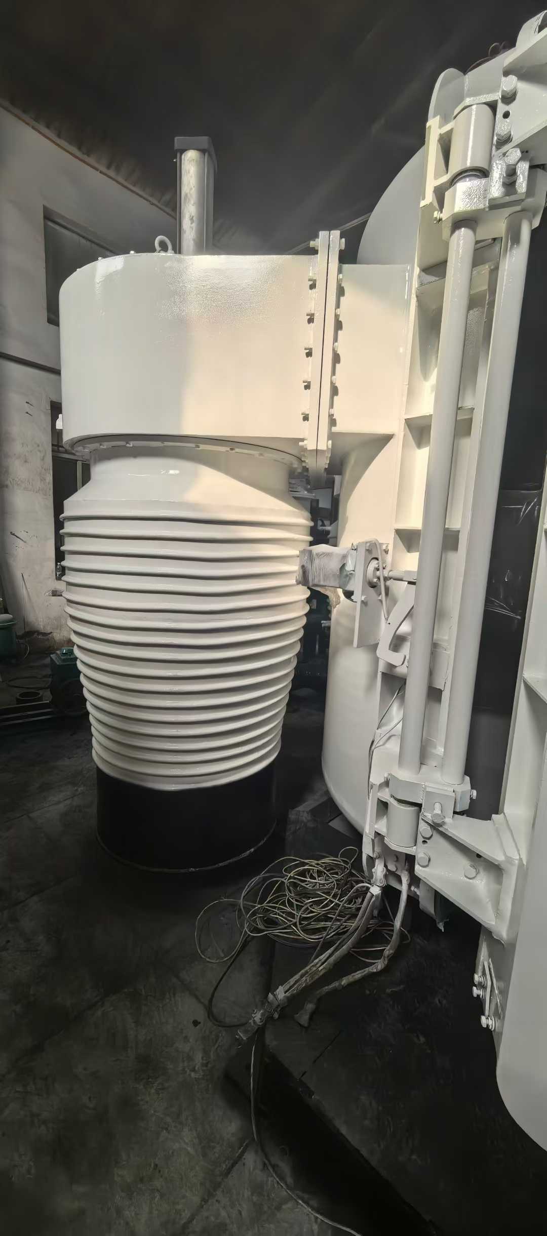 1800x2 m² coating machine, dual 800 diffusion pumps, 1200 rotor-screw pumps, 2 Lifeng 2H150 vibration-free pumps, 30-liter maintenance pumps.