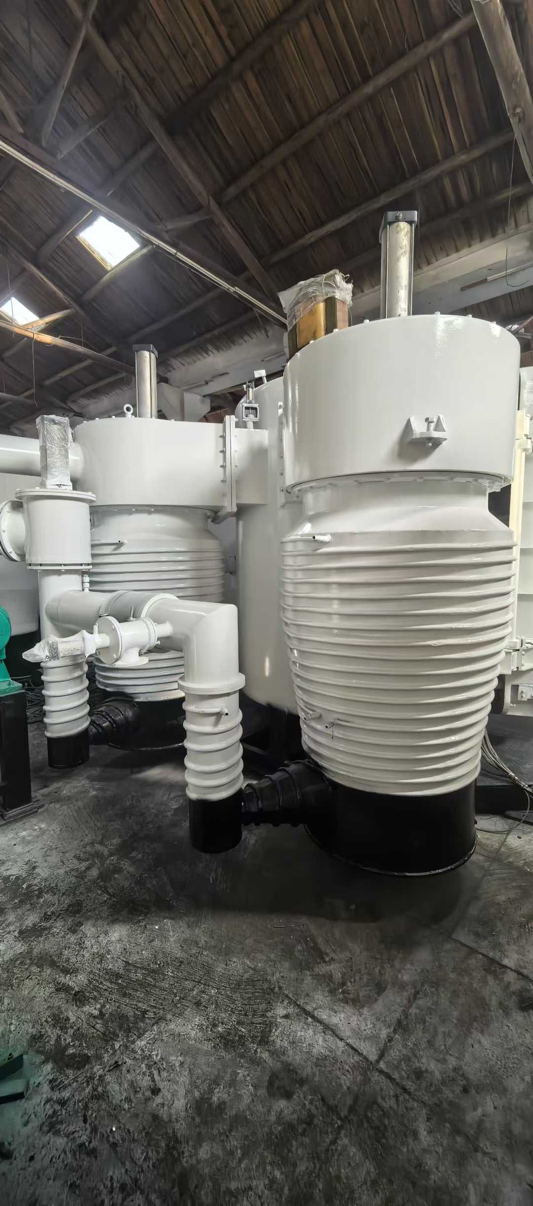 1800x2 m² coating machine, dual 800 diffusion pumps, 1200 rotor-screw pumps, 2 Lifeng 2H150 vibration-free pumps, 30-liter maintenance pumps.