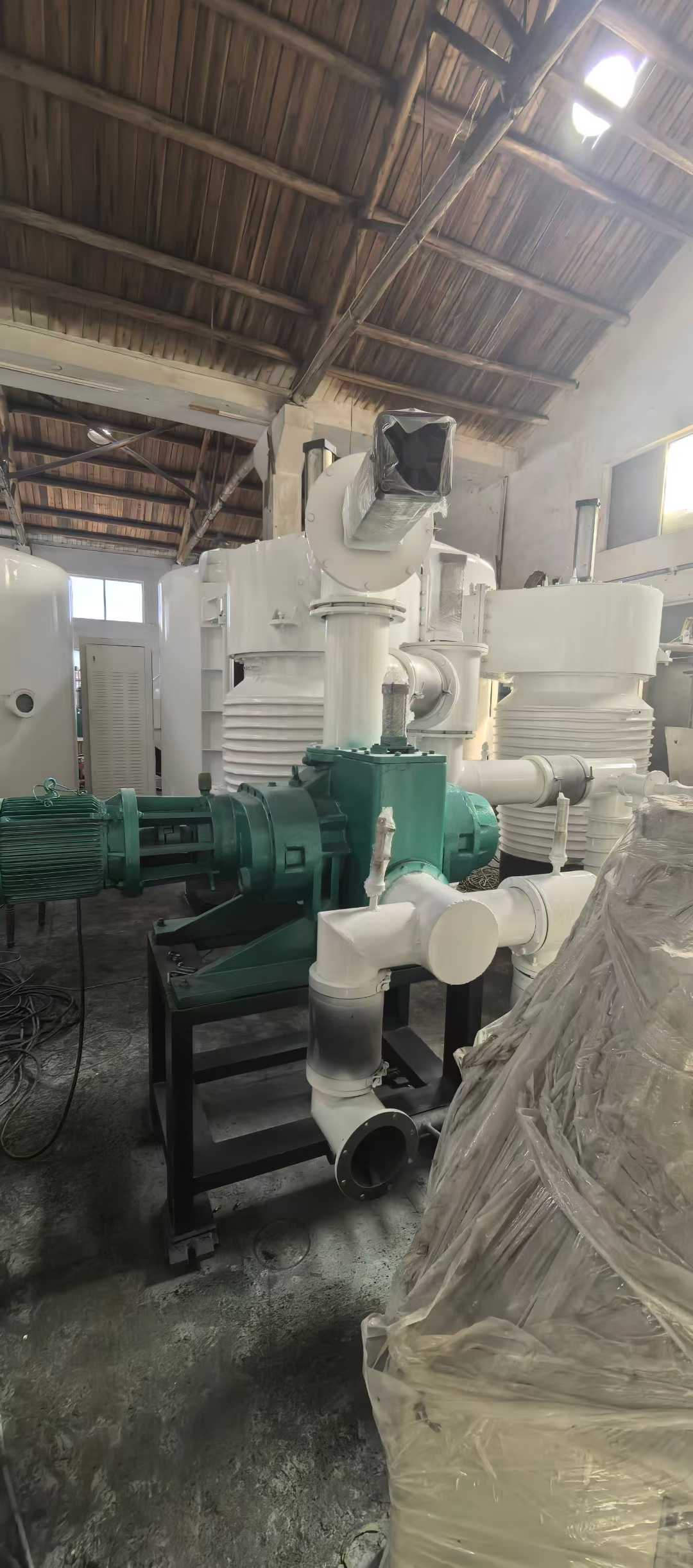 1800x2 m² coating machine, dual 800 diffusion pumps, 1200 rotor-screw pumps, 2 Lifeng 2H150 vibration-free pumps, 30-liter maintenance pumps.